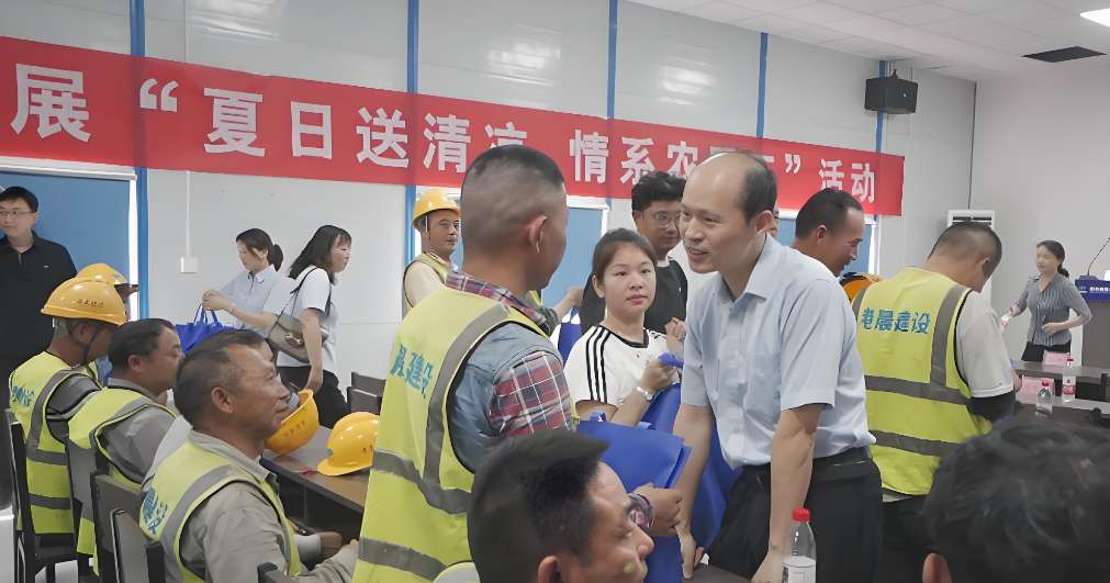 工資監(jiān)管系統(tǒng)護(hù)航農(nóng)民工!岳陽(yáng)市啟動(dòng)保障工資支付的“安薪”新計(jì)劃 工資監(jiān)管系統(tǒng)護(hù)航農(nóng)民工!岳陽(yáng)市啟動(dòng)保障工資支付的“安薪”新計(jì)劃